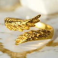 Goldener offener Ring mit Flügeln - Eine sanfte Umarmung