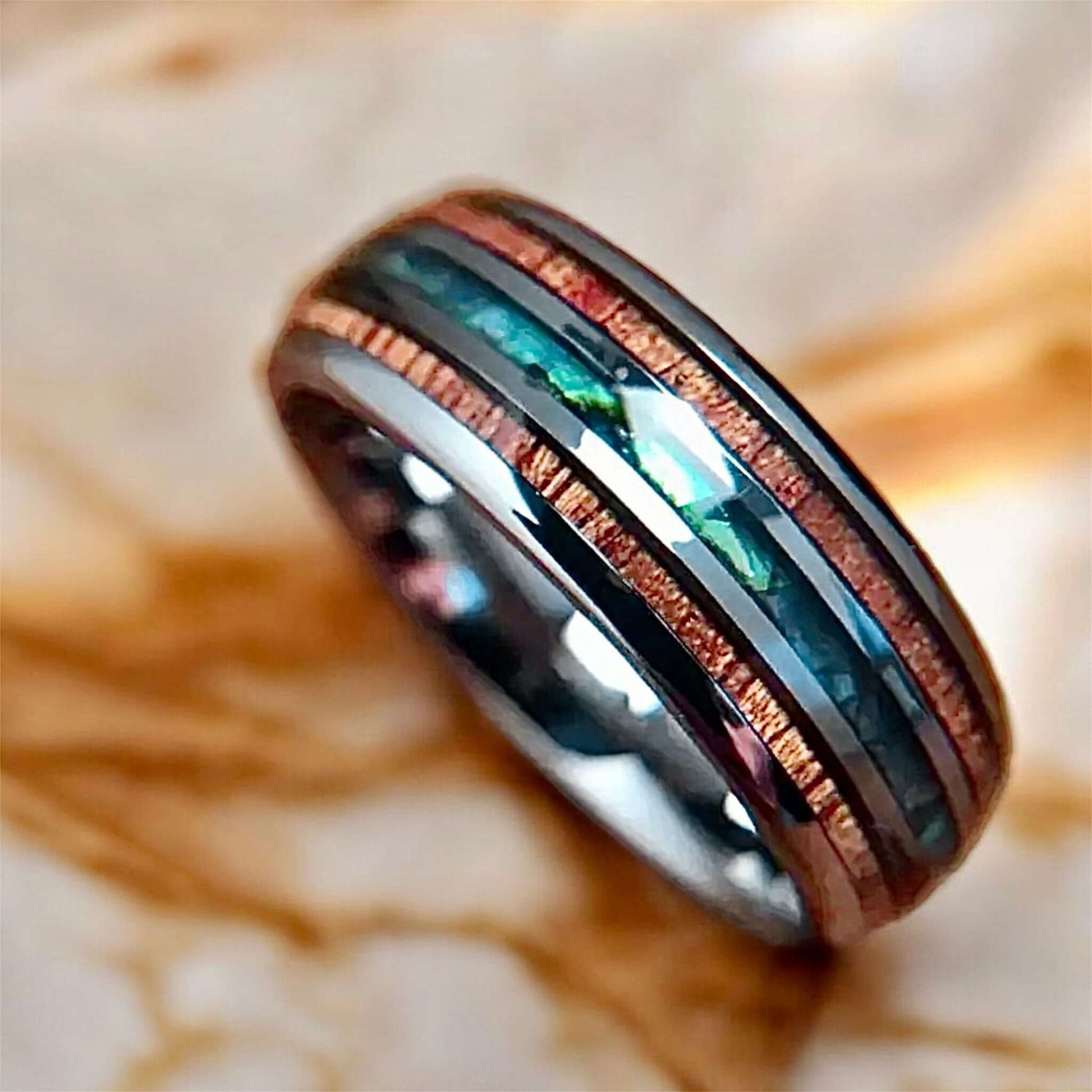 Silberner Ring mit Holzmaserung und Blau – elegantes Schmuckstück mit natürlichen Akzenten