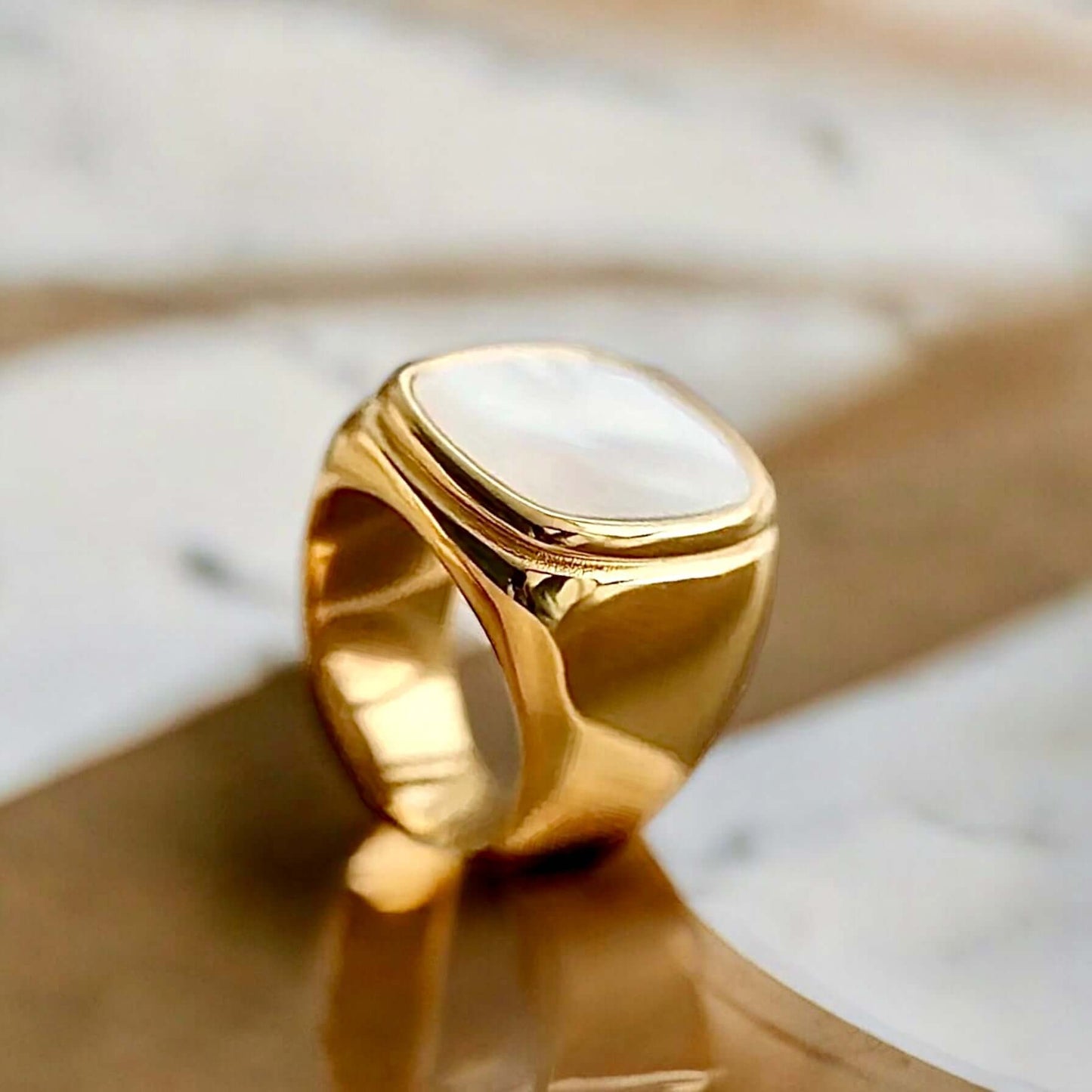 Goldener Siegelring mit Muschel-Detail – stilvolles Highlight für besondere Momente