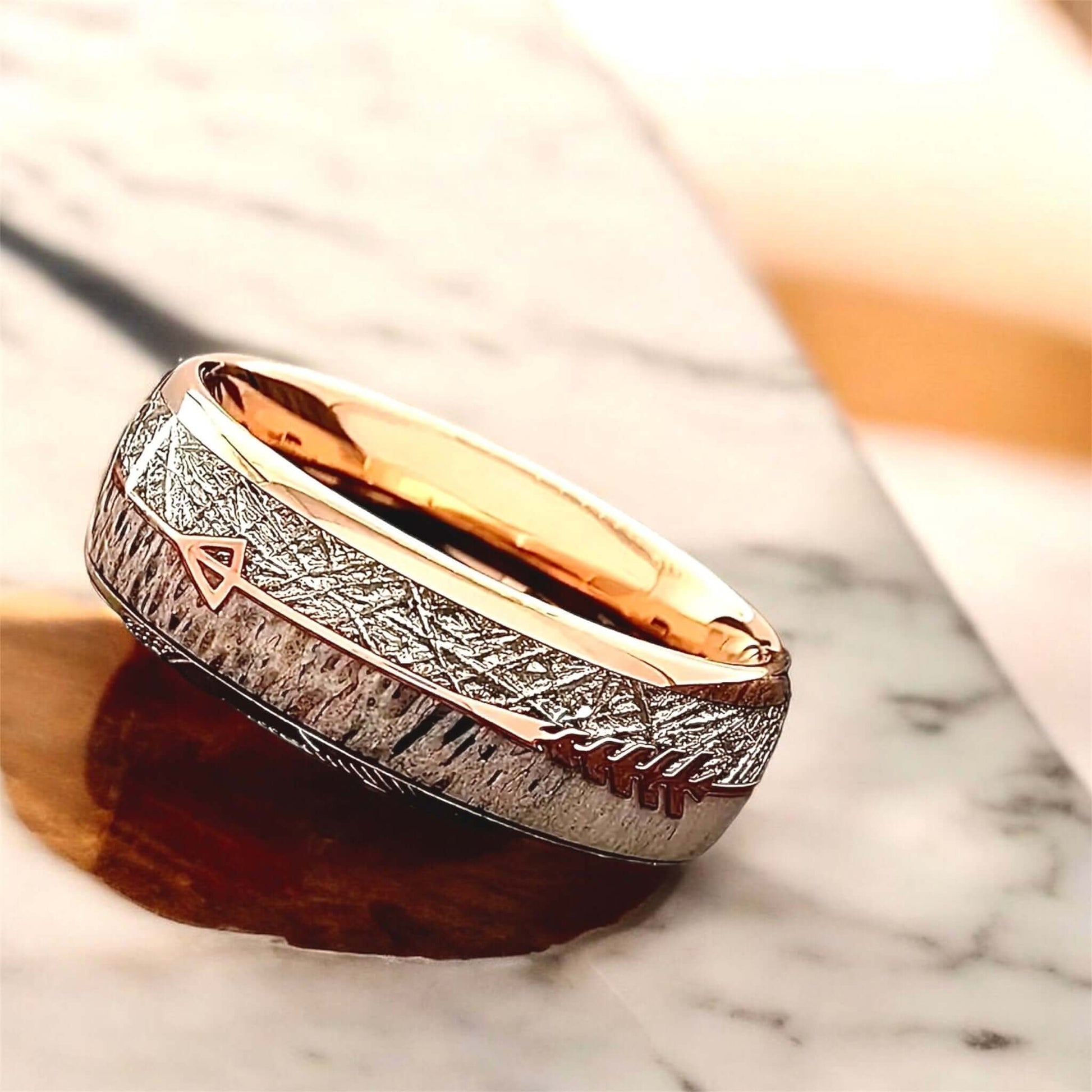 Goldener Ring mit Pfeil-Design – dekoratives Accessoire für markanten Look