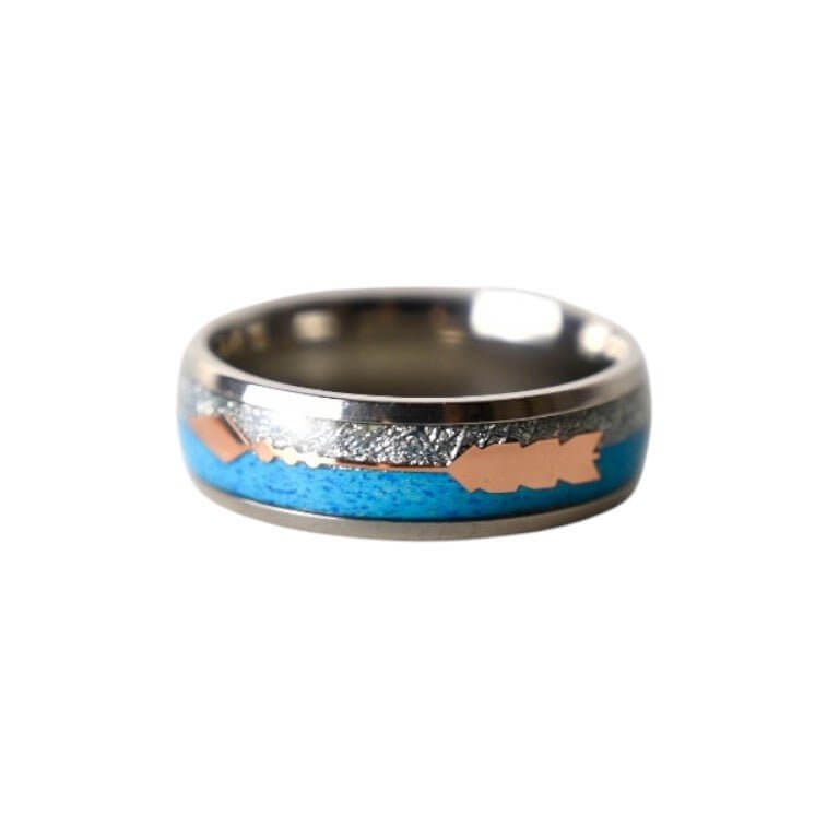 Silberner Ring mit roségoldenem Pfeil-Design – dekoratives Accessoire für markanten Look