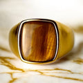 Goldener Ring mit großem quadratischem Tigerauge – ausdrucksstarkes Schmuckstück für besondere Momente