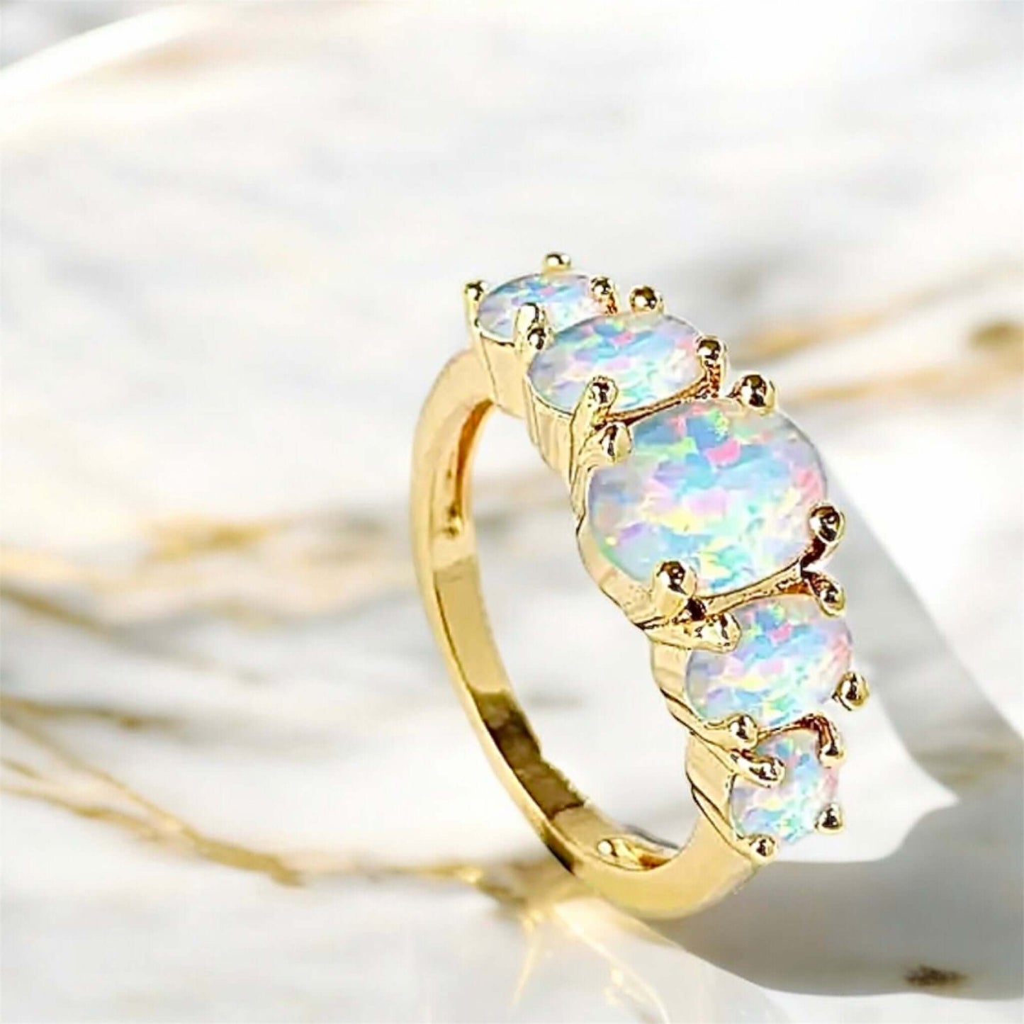 Goldener Ring mit fünf Opalen – elegantes Schmuckstück voller Farbspiel und Ausstrahlung