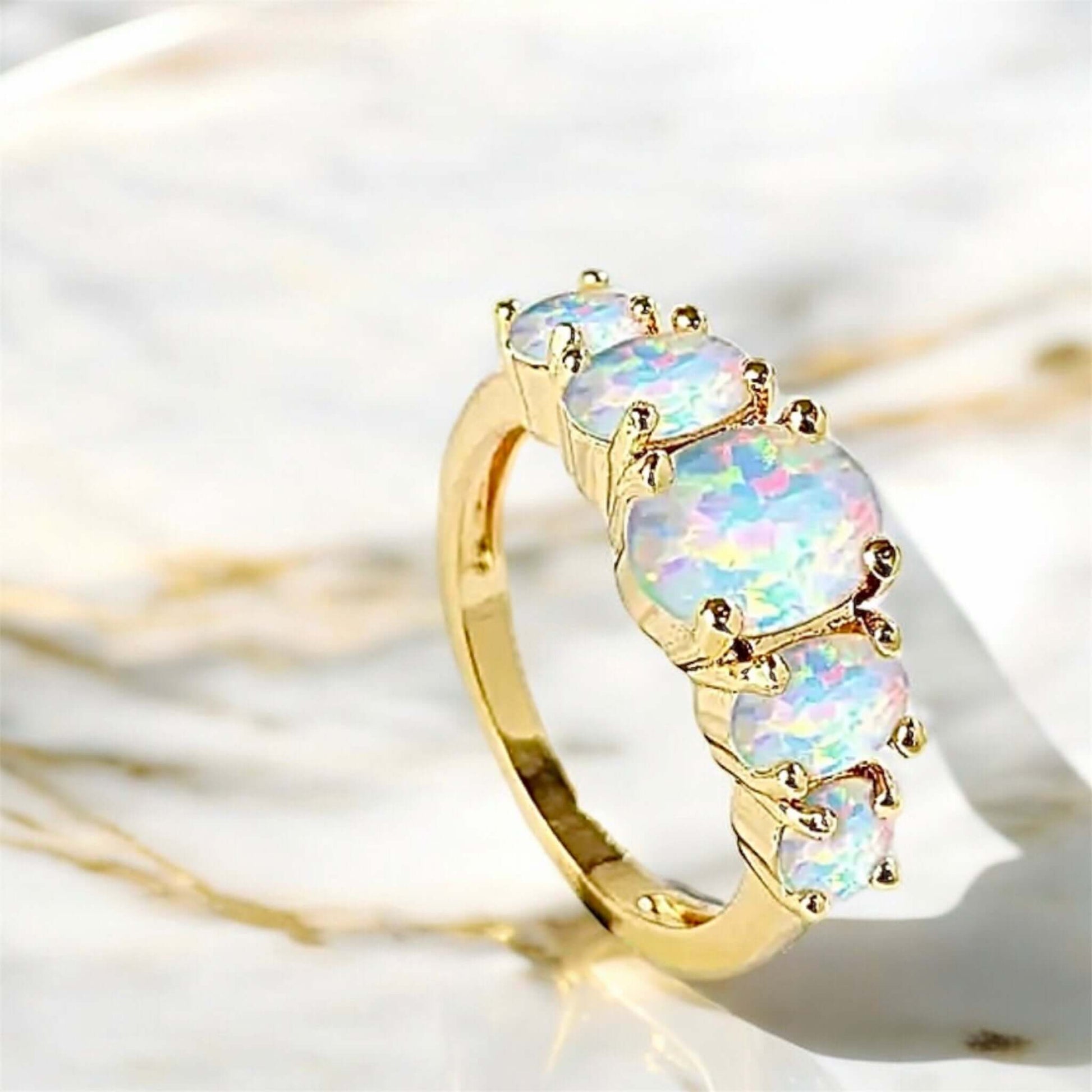 Goldener Ring mit fünf Opalen – elegantes Schmuckstück voller Farbspiel und Ausstrahlung