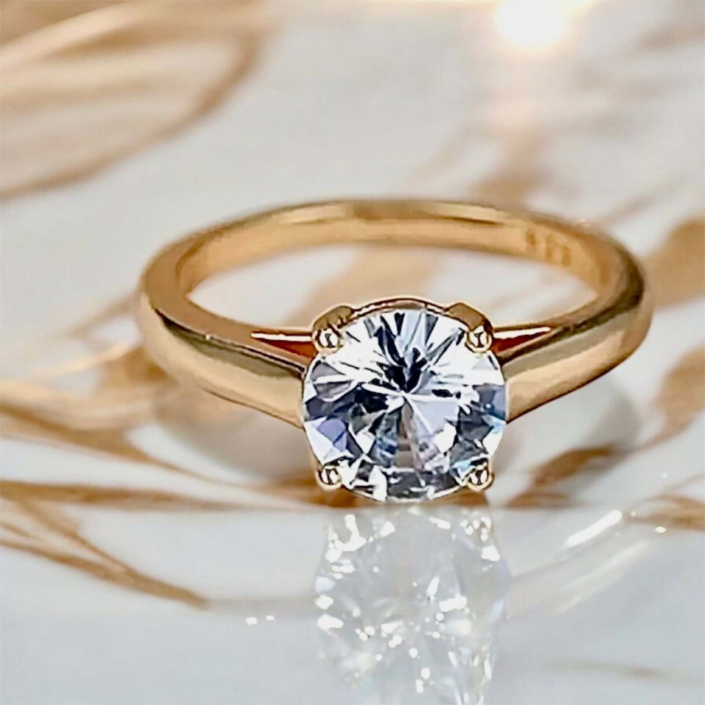 Goldener Solitär-Ring mit funkelndem Highlight – dekoratives Accessoire für ausdrucksstarken Look