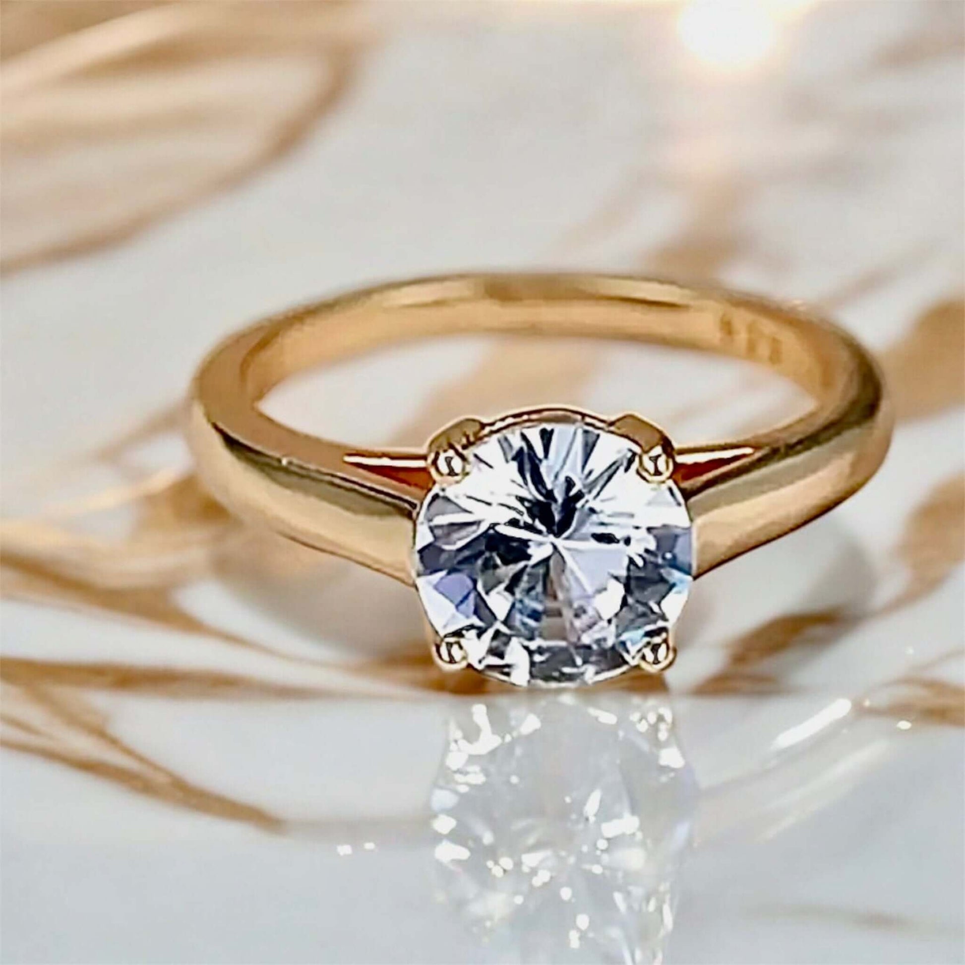 Goldener Solitär-Ring mit funkelndem Highlight – dekoratives Accessoire für ausdrucksstarken Look