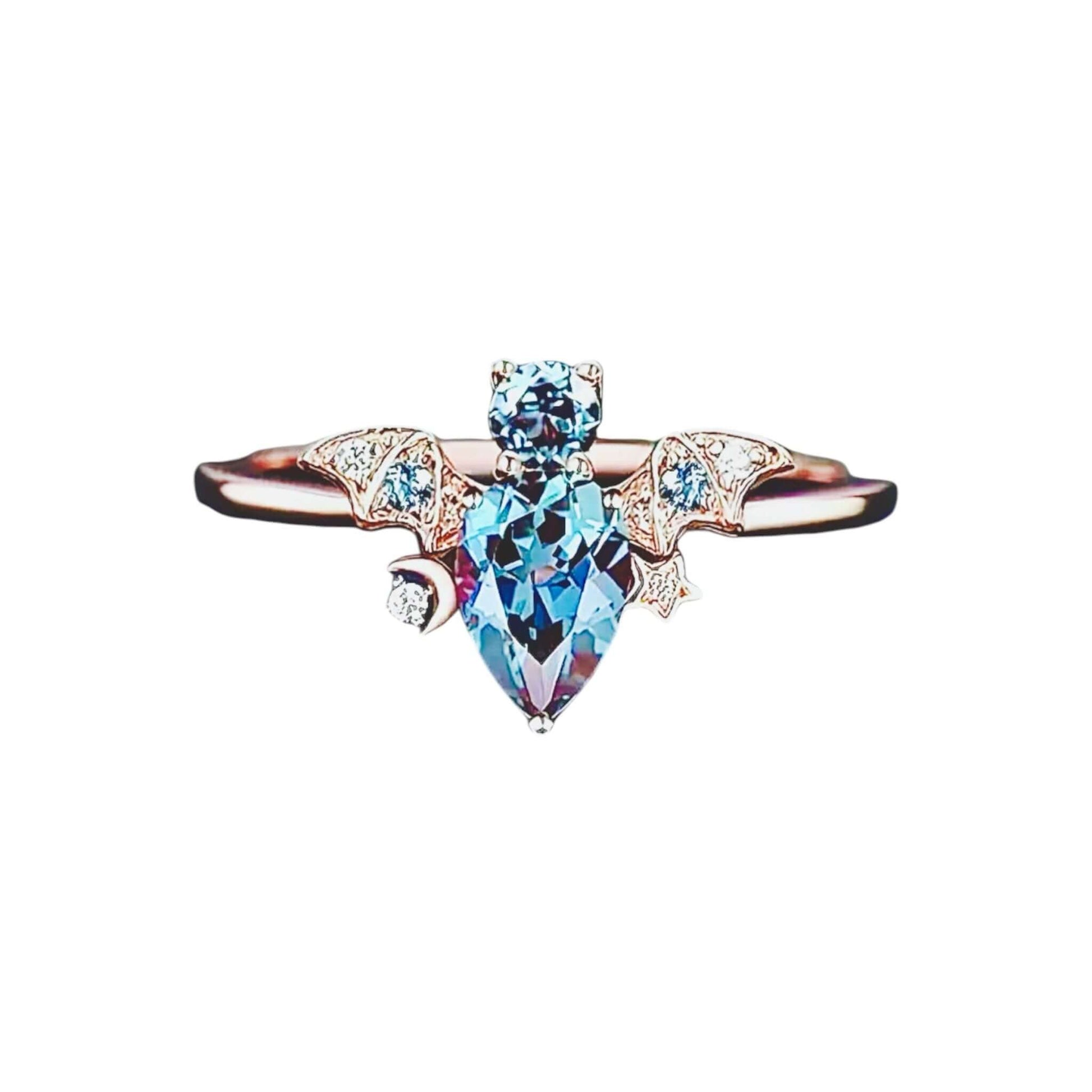 Roségoldener Ring mit funkelnder blauer „Fledermaus“