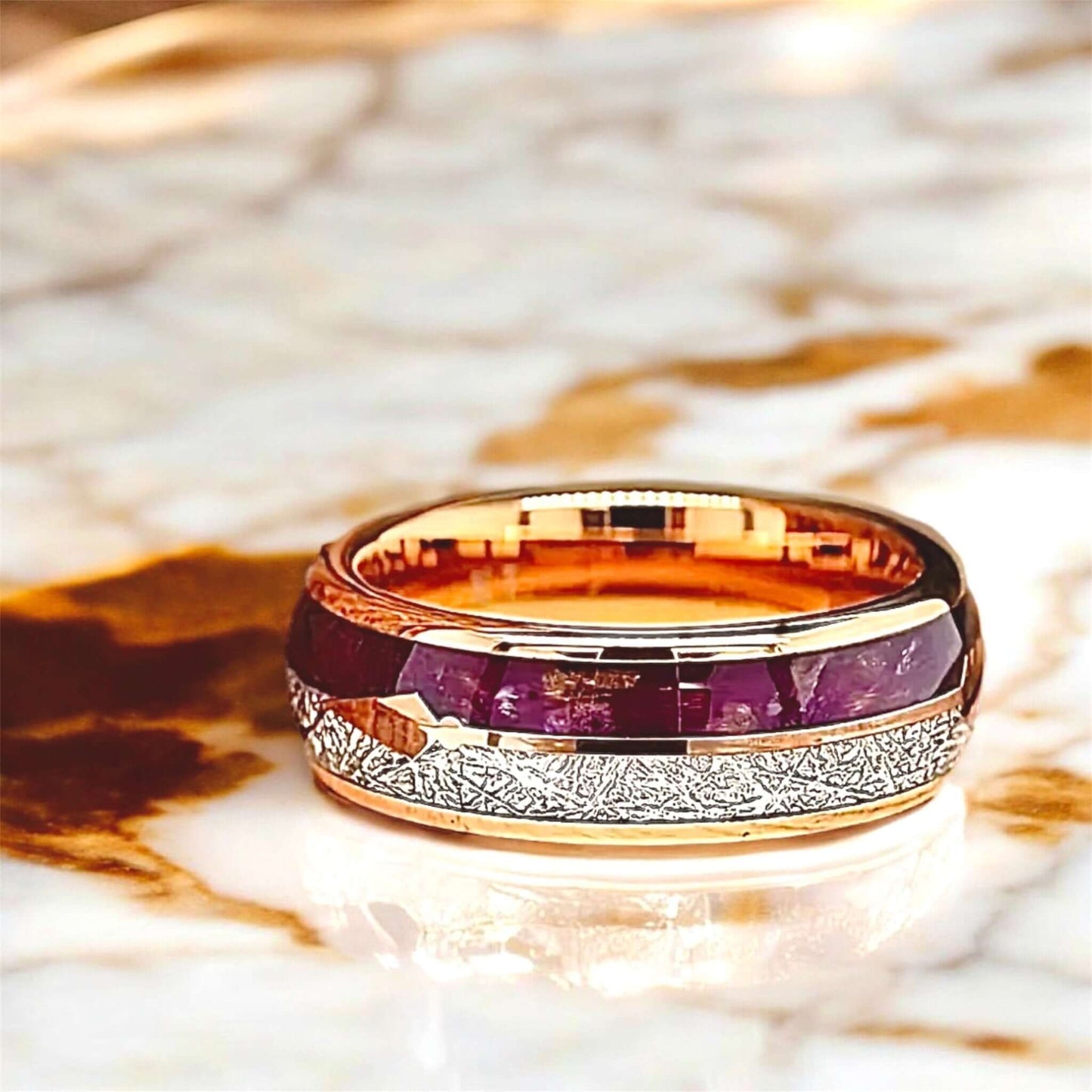 Roségoldener Ring mit lila Pfeil-Design – dekoratives Accessoire für markanten Look