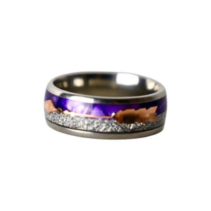 Silberner Ring mit lila Pfeil-Design – dekoratives Accessoire für markanten Look