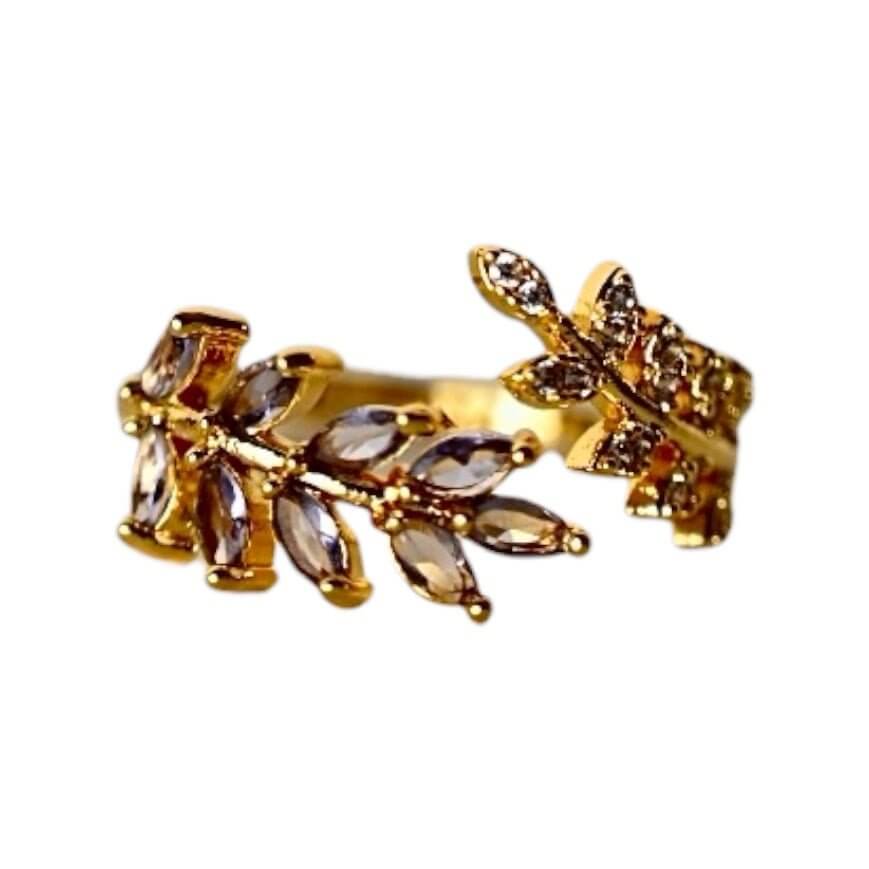 Goldener Ring mit Blatt-Design in Lila – elegantes Schmuckstück für charmante Präsenz