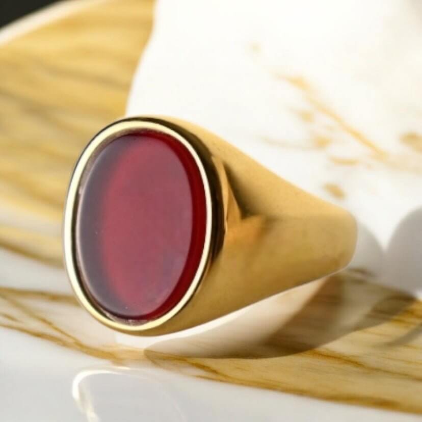 Goldener Ring mit ovalem roten Onyx – ausdrucksstarkes Schmuckstück