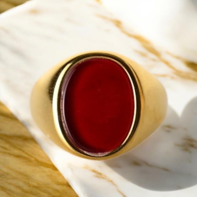 Goldener Ring mit ovalem roten Onyx – ausdrucksstarkes Schmuckstück