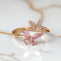 Goldener offener Ring mit rosa Schmetterling – elegantes Schmuckstück für verspielte Akzente
