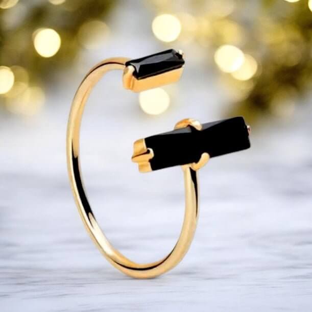 Goldener Ring mit schwarzem Achat – Moderner Edelsteinring für Eleganz und Ausstrahlung