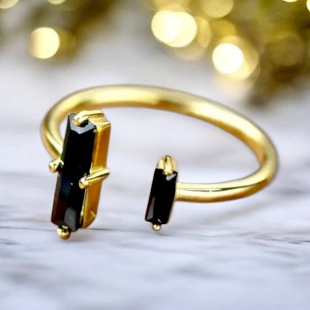 Goldener Ring mit schwarzem Achat – Moderner Edelsteinring für Eleganz und Ausstrahlung