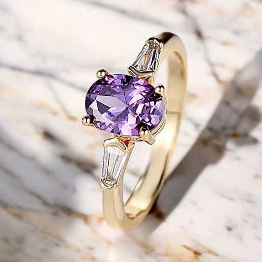 Goldener Ring mit violettem Statement – elegantes Schmuckstück für auffällige Akzente