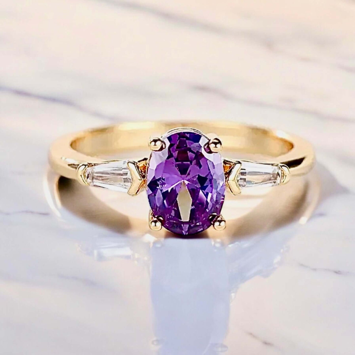 Goldener Ring mit violettem Statement – elegantes Schmuckstück für auffällige Akzente