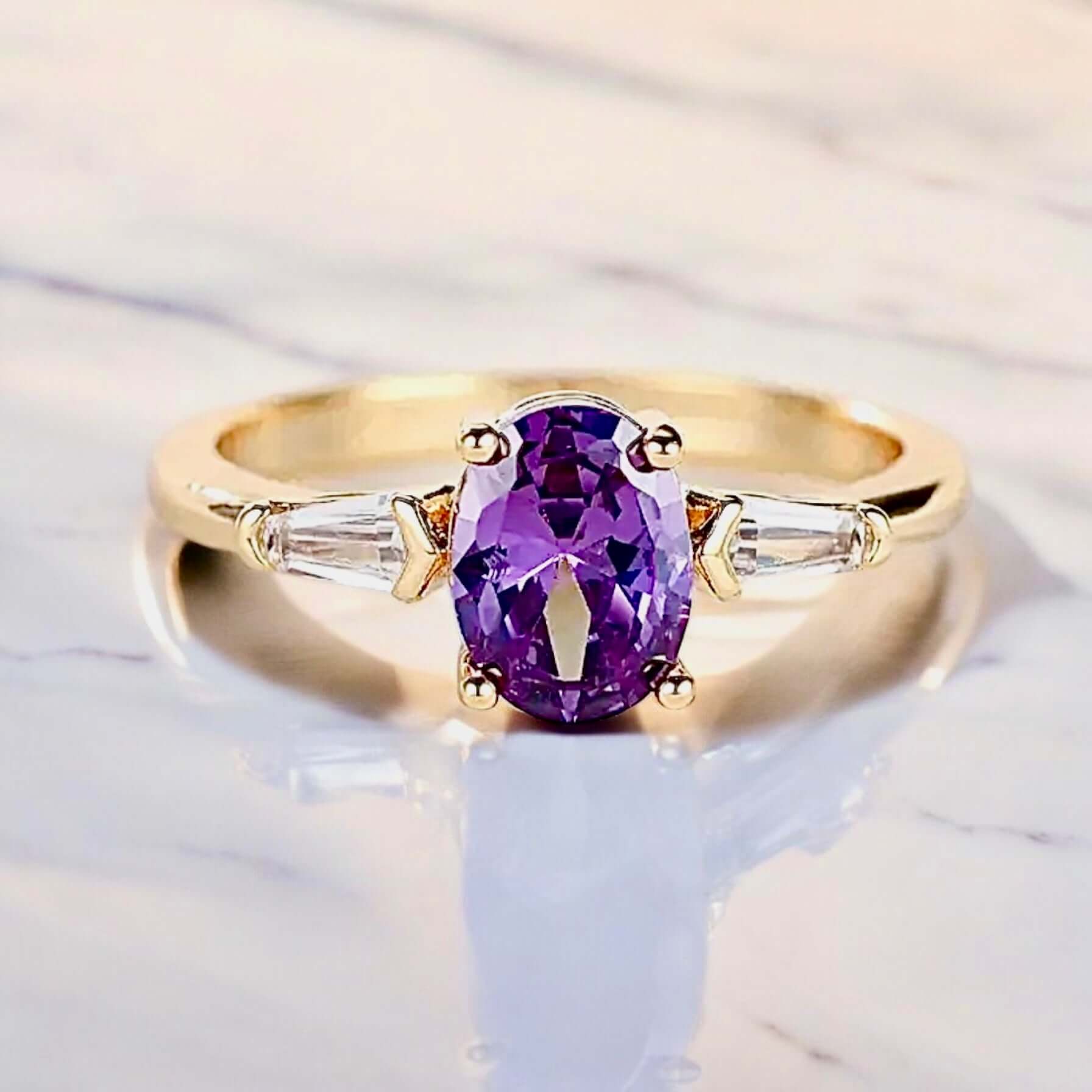 Goldener Ring mit violettem Statement – elegantes Schmuckstück für auffällige Akzente
