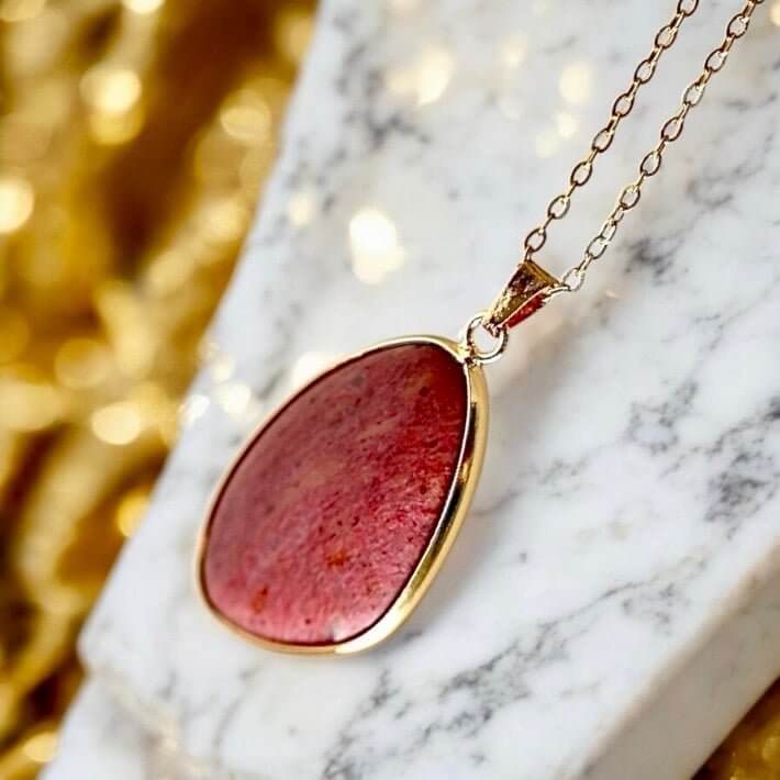 Goldene Kette mit Rodonit-Anhänger