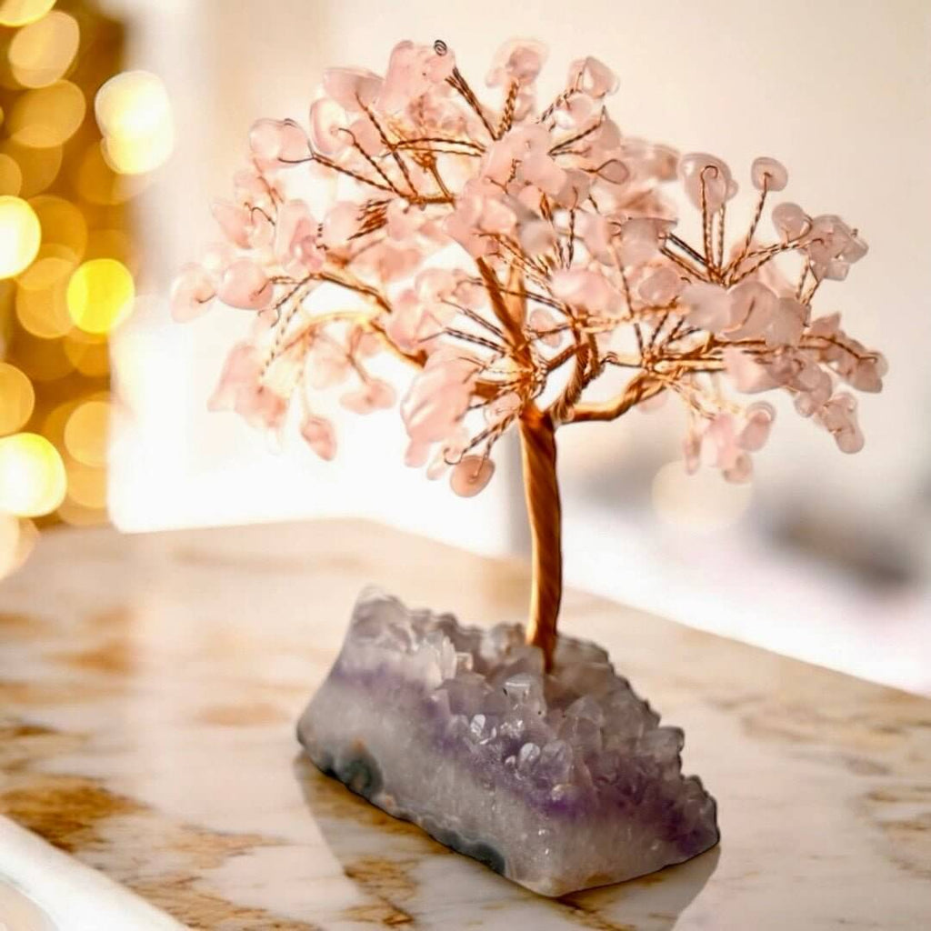 Rosenquarz Baum auf Amethystdruse – Kraftvolles Naturjuwel für Herzensenergie und Wohlbefinden