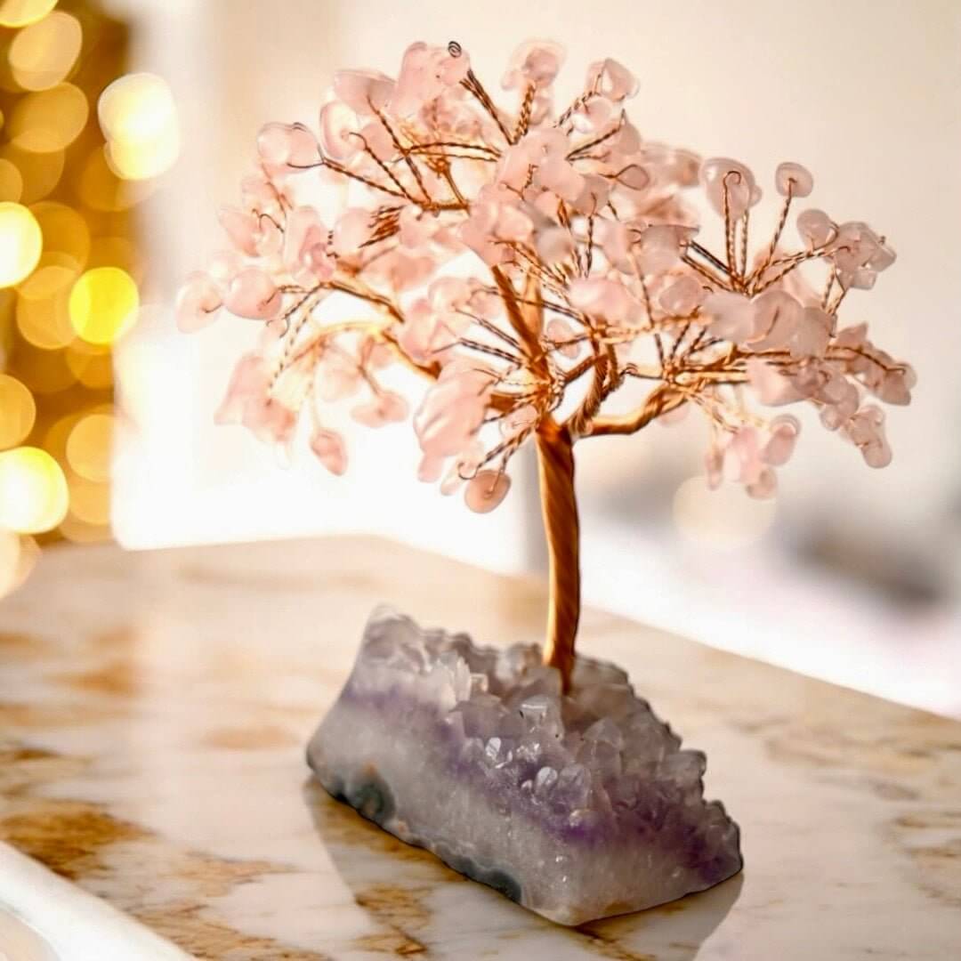 Rosenquarz Baum auf Amethystdruse – Kraftvolles Naturjuwel für Herzensenergie und Wohlbefinden