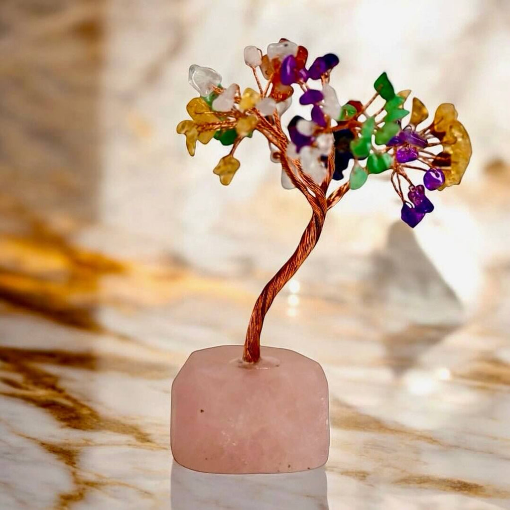 Bunter Edelstein-Baum auf Rosenquarzrohstein