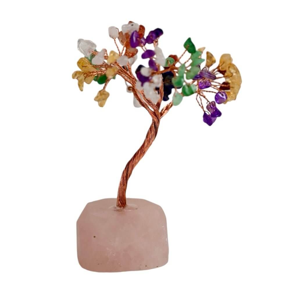 Bunter Edelstein-Baum auf Rosenquarzrohstein