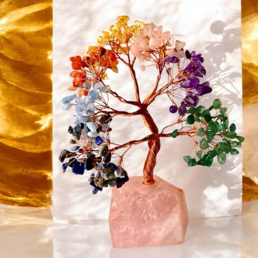 Bunter Edelstein-Baum auf Rosenquarzsockel