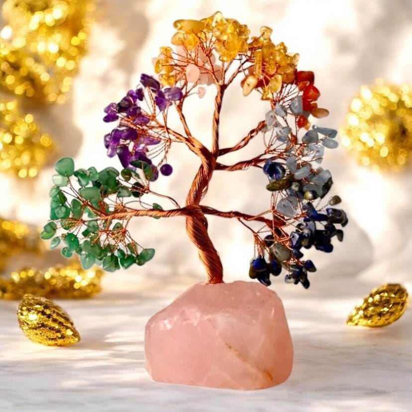 Bunter Edelstein-Baum auf Rosenquarzsockel