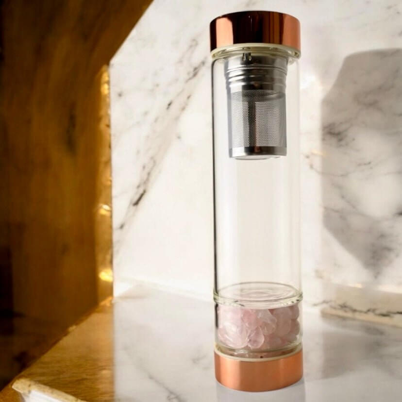 Elegante Glasflasche mit Rosenquarz & roségoldenem Verschluss – perfekt für Tee unterwegs