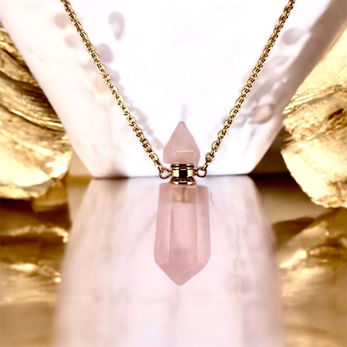 Goldene Halskette mit Parfümfläschchen aus Rosenquarz