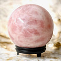 Große Rosenquarz Kugel – eleganter Edelstein für Herzöffnung, Gelassenheit und Geborgenheit