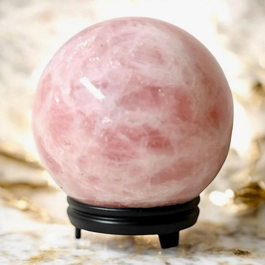 Große Rosenquarz Kugel – eleganter Edelstein für Herzöffnung, Gelassenheit und Geborgenheit