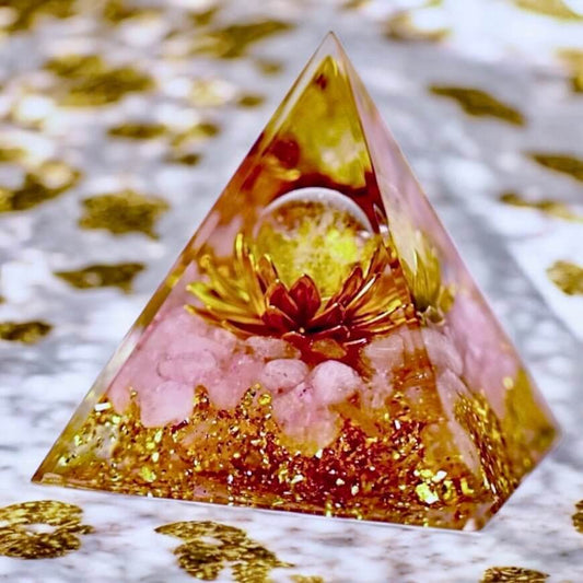 Goldene Rosenquarz Orgonit-Pyramide „Lotus“ – bezaubernder Edelstein für Harmonie, Selbstliebe und friedvolle Energie