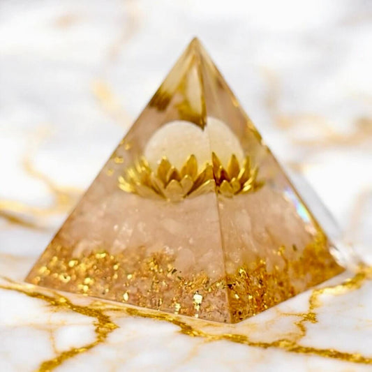 Rosenquarz Orgonit-Pyramide „Lotus“ – eleganter Kristall für emotionale Klarheit, Sanftmut und liebevolle Atmosphäre