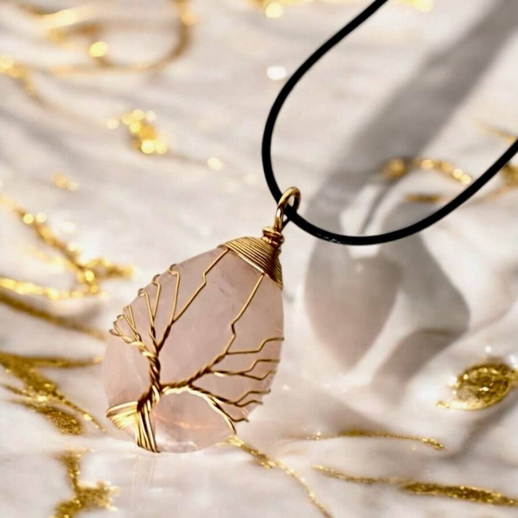 Halskette mit tropfenförmigen Rosenquarz