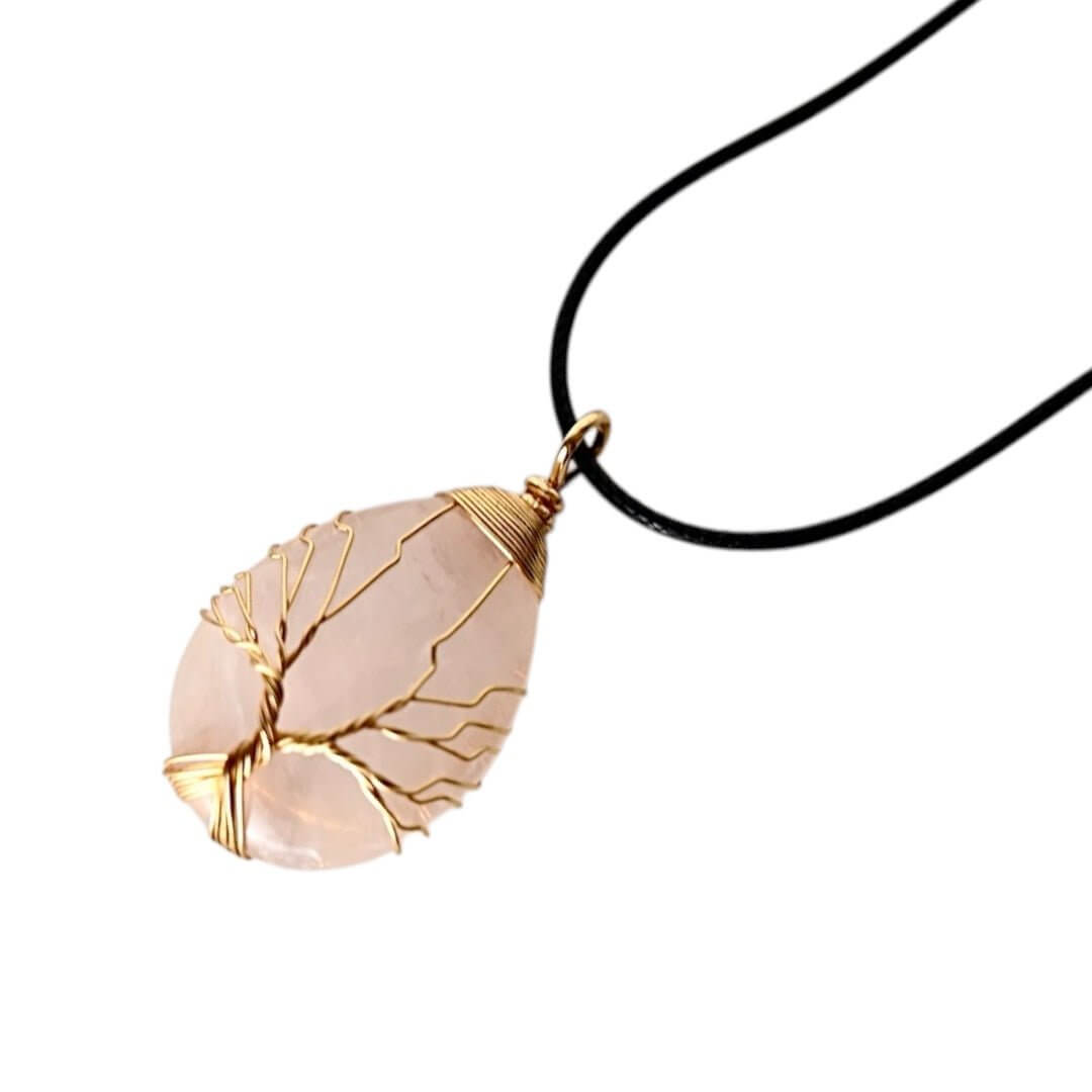 Halskette mit tropfenförmigen Rosenquarz