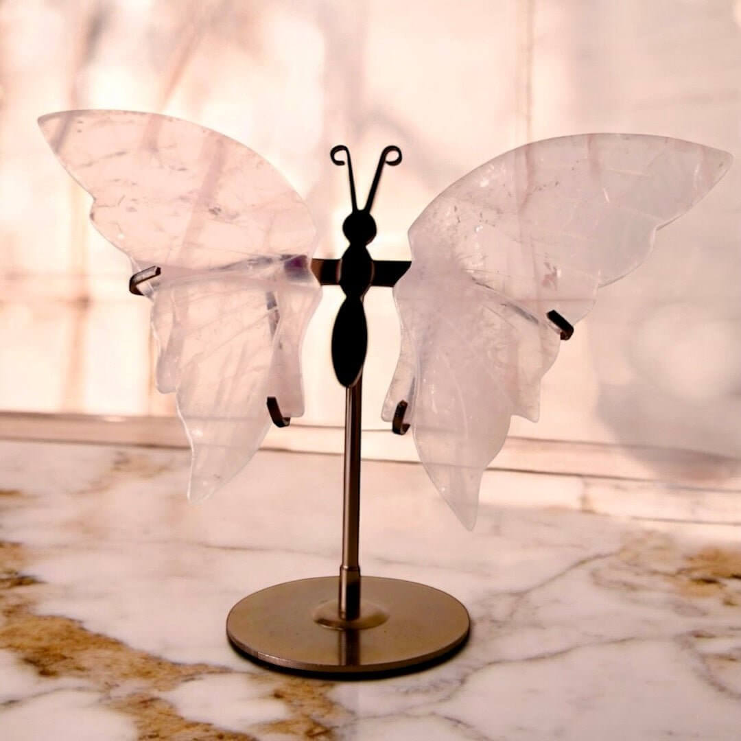 Wunderschöner Schmetterling mit Rosenquarz-Flügeln