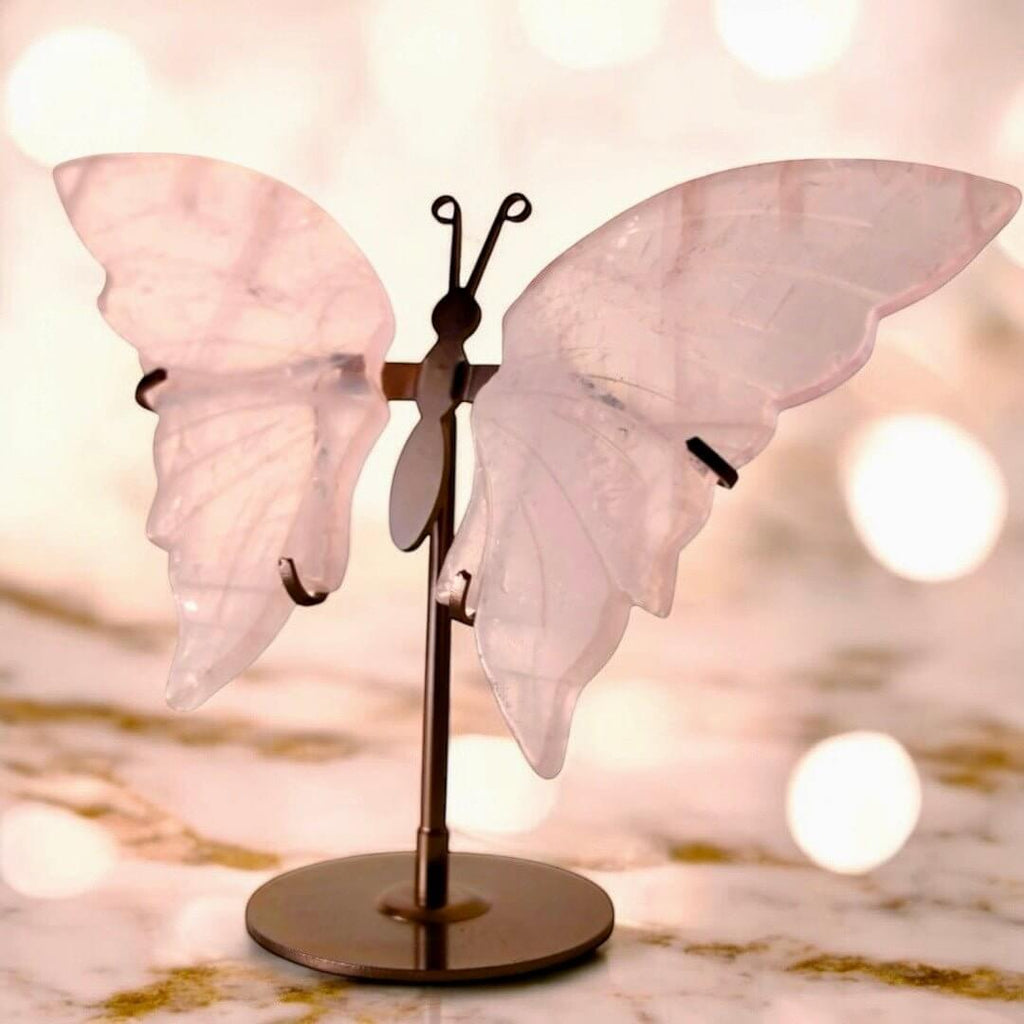 Wunderschöner Schmetterling mit Rosenquarz-Flügeln