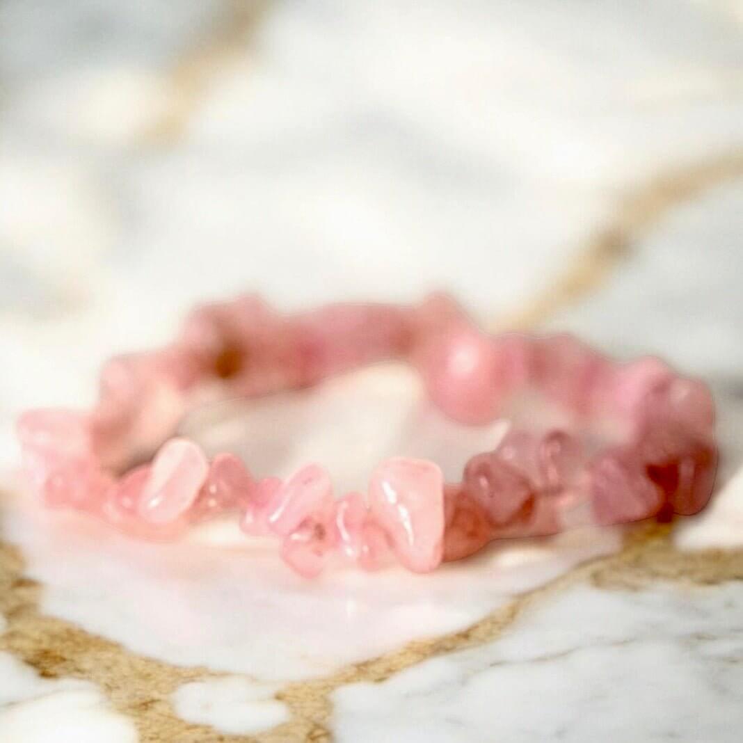 Splitterarmband mit Rosenquarz – Charmantes Edelsteinstück für Herzensfreude und Harmonie
