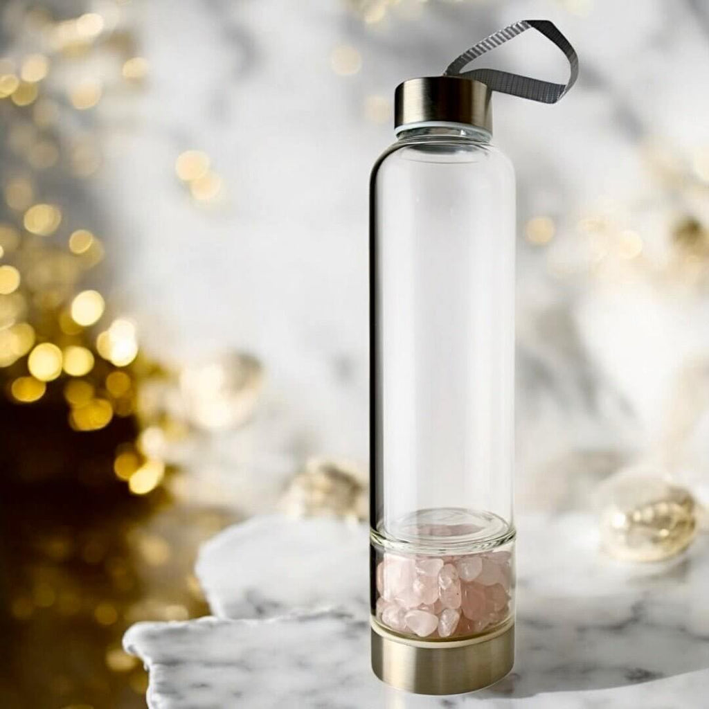 Silberne Trinkflasche mit Rosenquarz-Trommelsteinen - Deine Lieblingstrinkflasche