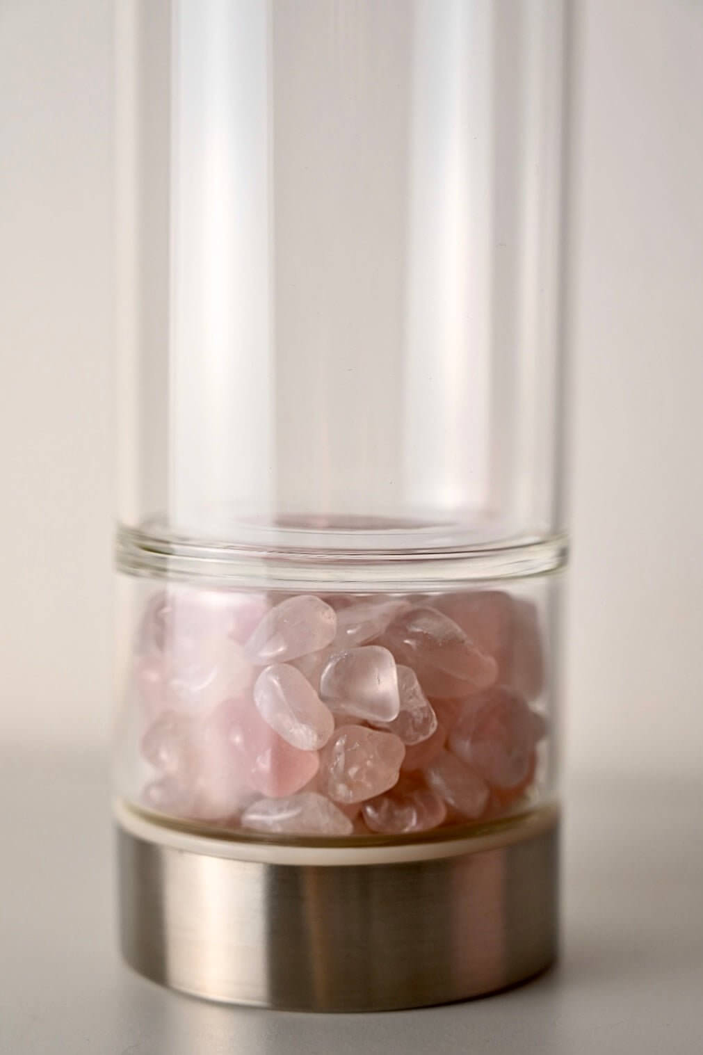 Silberne Trinkflasche mit Rosenquarz-Trommelsteinen - Deine Lieblingstrinkflasche