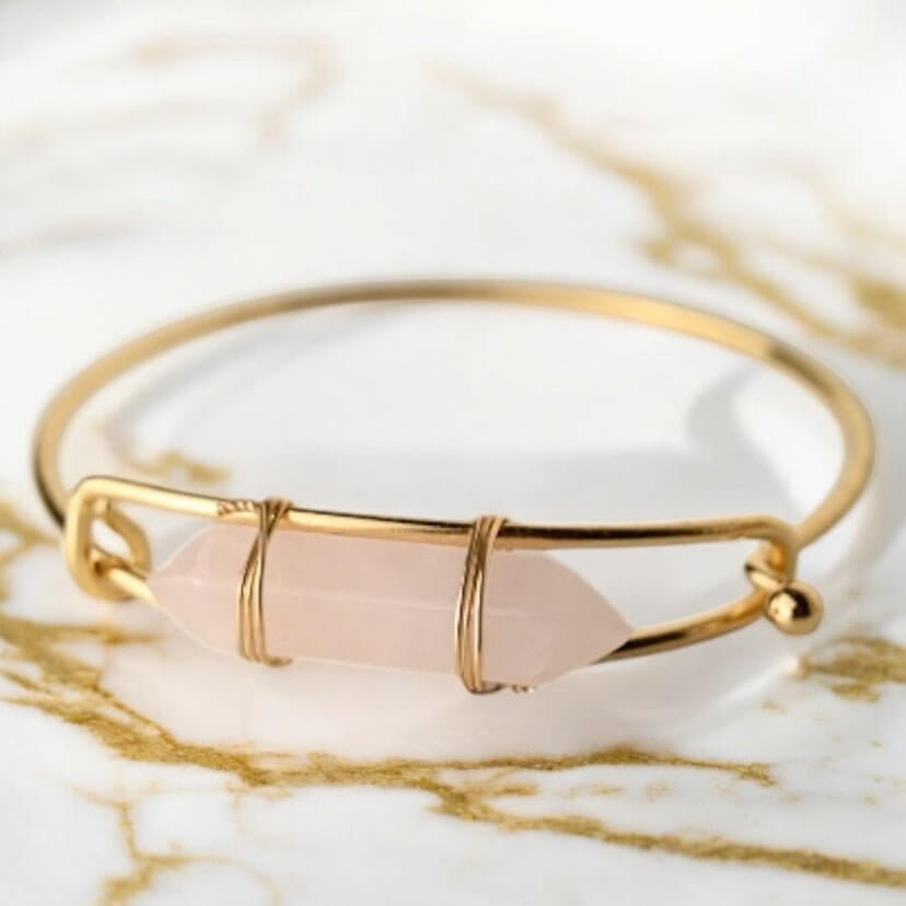 Verschließbarer goldener Armreif mit Rosenquarz-Doppelend