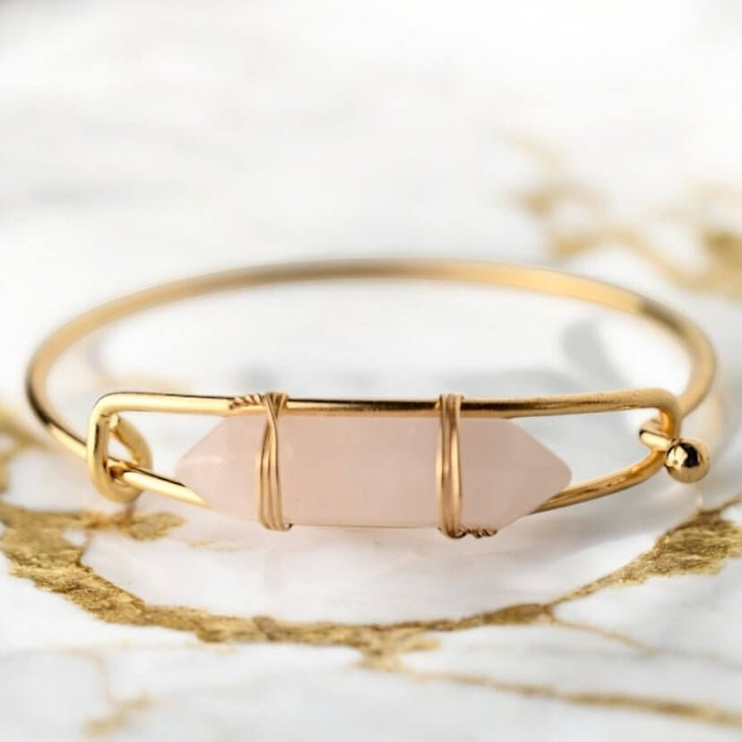 Verschließbarer goldener Armreif mit Rosenquarz-Doppelend