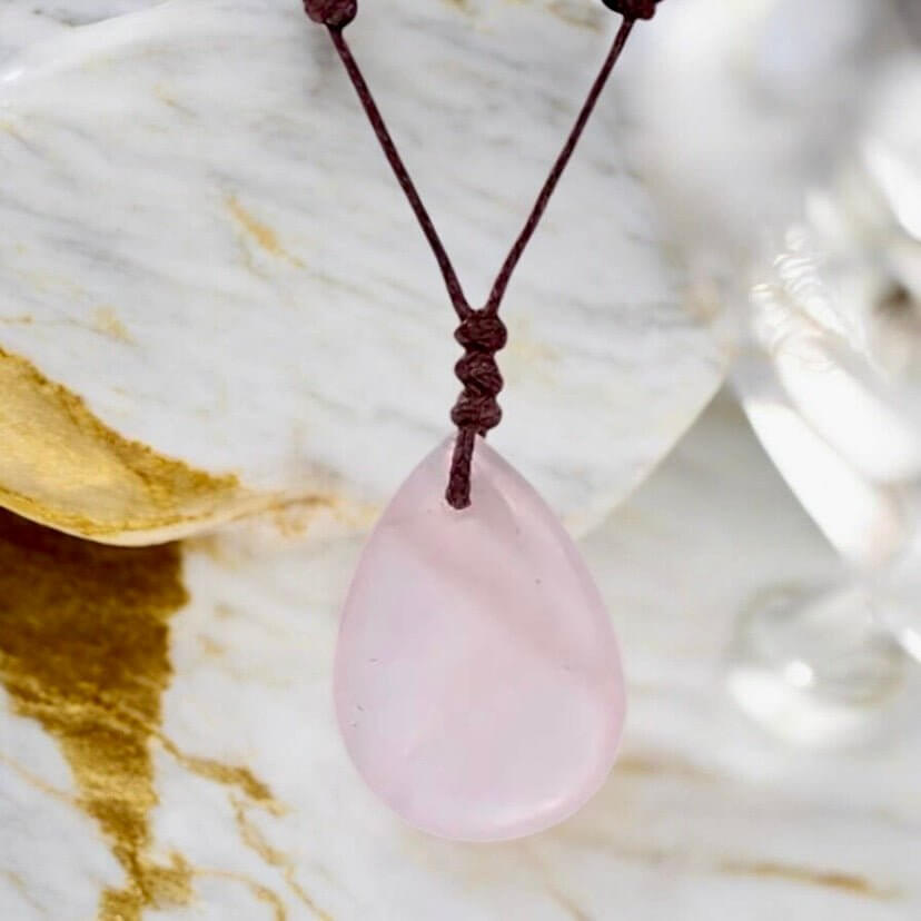 Verstellbare Halskette mit tropfenförmigem Rosenquarz