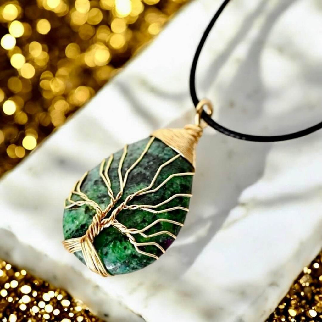 Halskette mit tropfenförmigen Rubin Zoisit