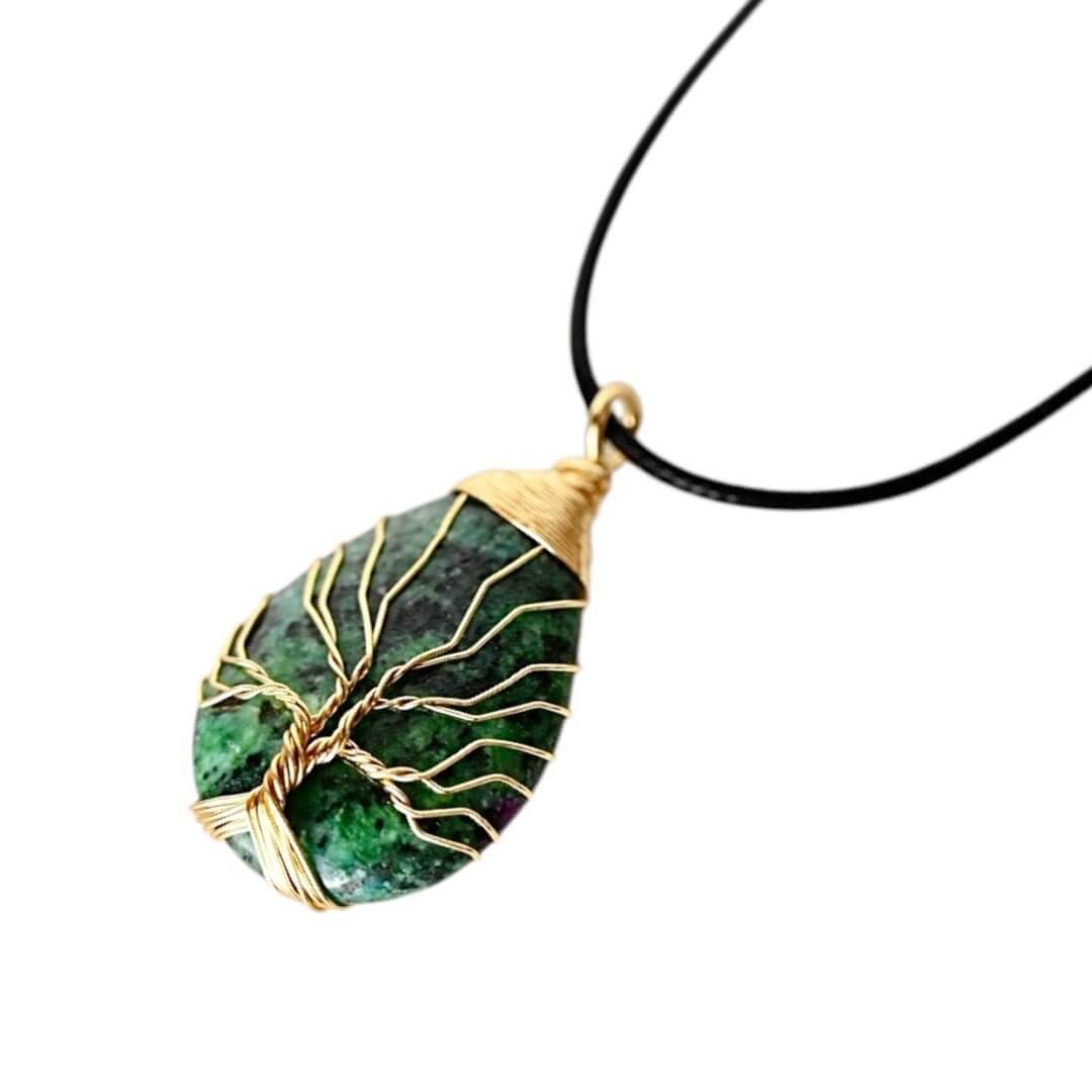 Halskette mit tropfenförmigen Rubin Zoisit