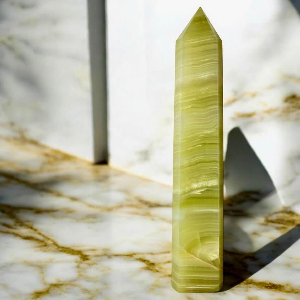 Grüner Seidenkristall Obelisk – strahlender Kristall für emotionale Balance, Intuition und sanfte Energie