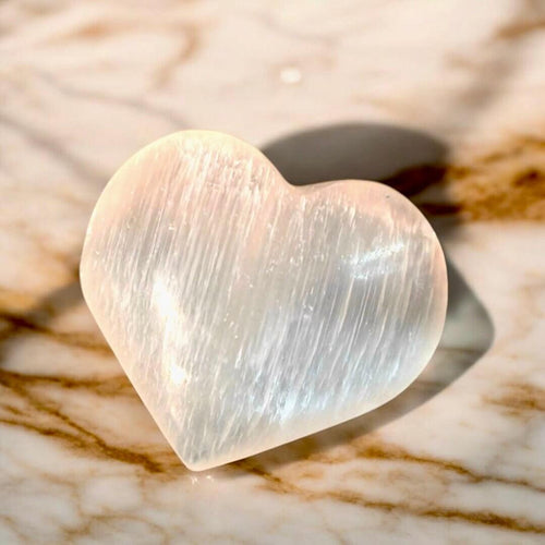 Selenit Herz – reines Licht in harmonischer Form