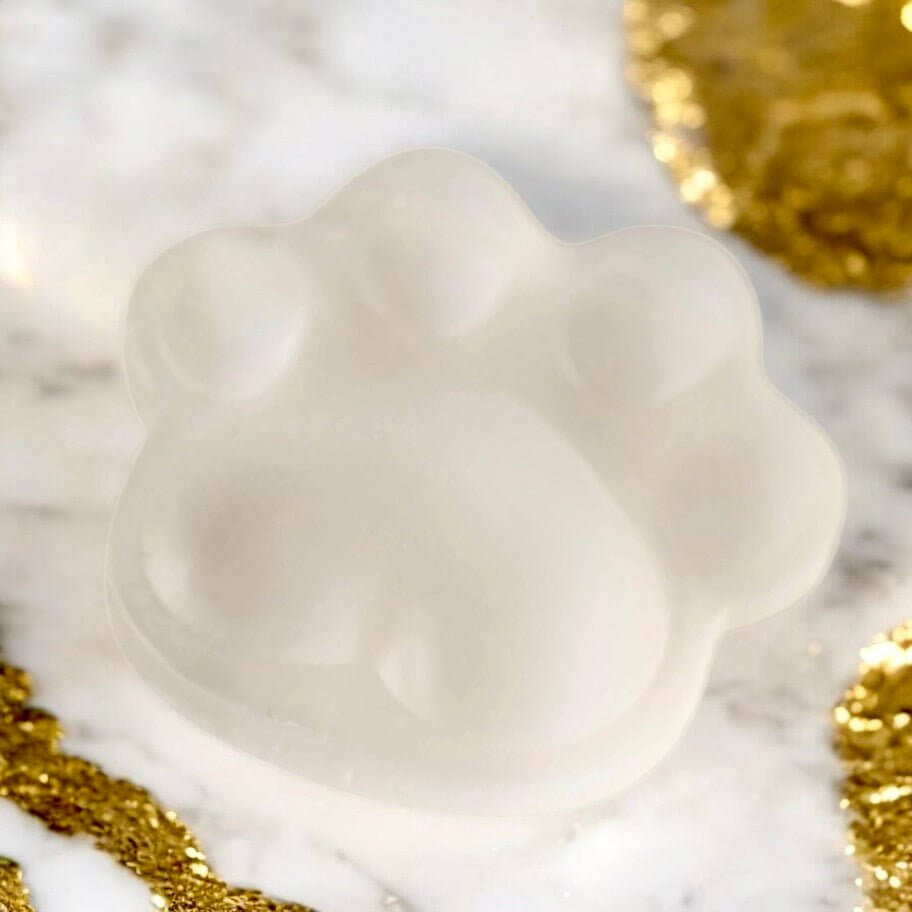 Sanfte Pfote aus Selenit – Kristallobjekt für Harmonie und Ausgeglichenheit